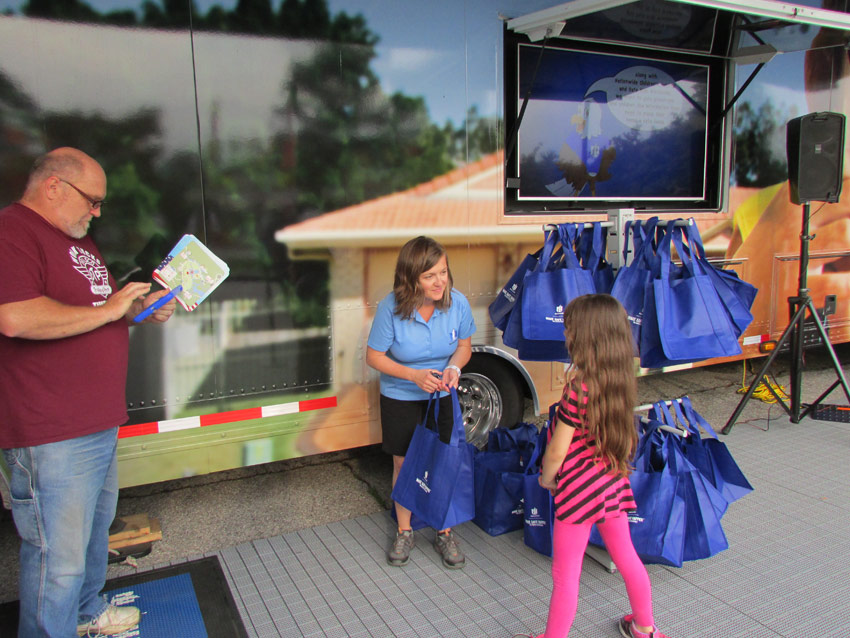Nationwide ambasador handing out tote bag